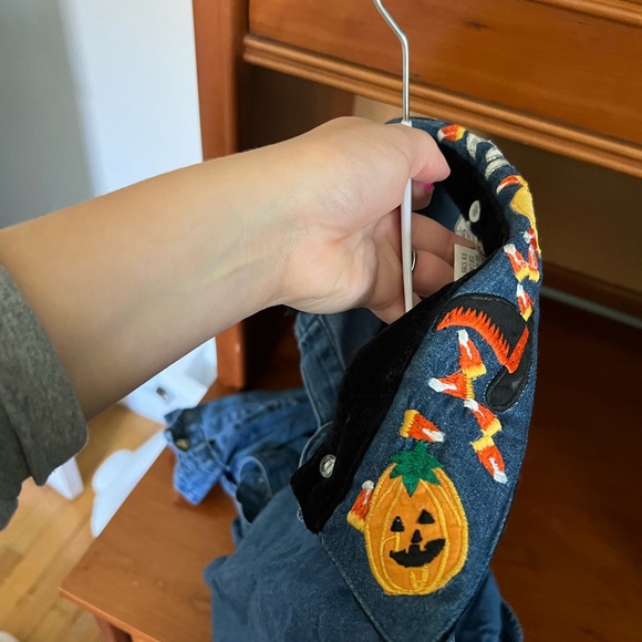 Halloween Jean button down shirt with removable collar - Picture 5 of 7